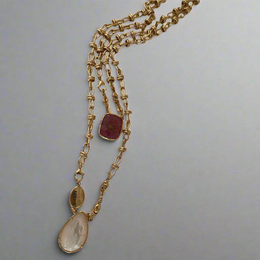 Discover the versatile Scapulaire Billy Necklace, boasting exquisite 24k gold plating and adorned with semi-precious stones.