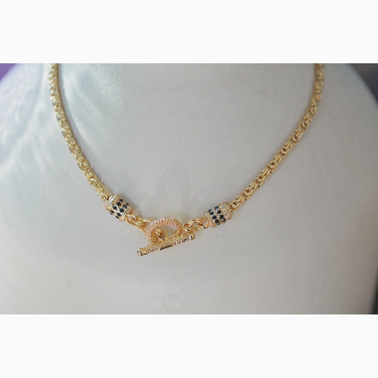 Gold necklace with a clasp on a mannequin bust
