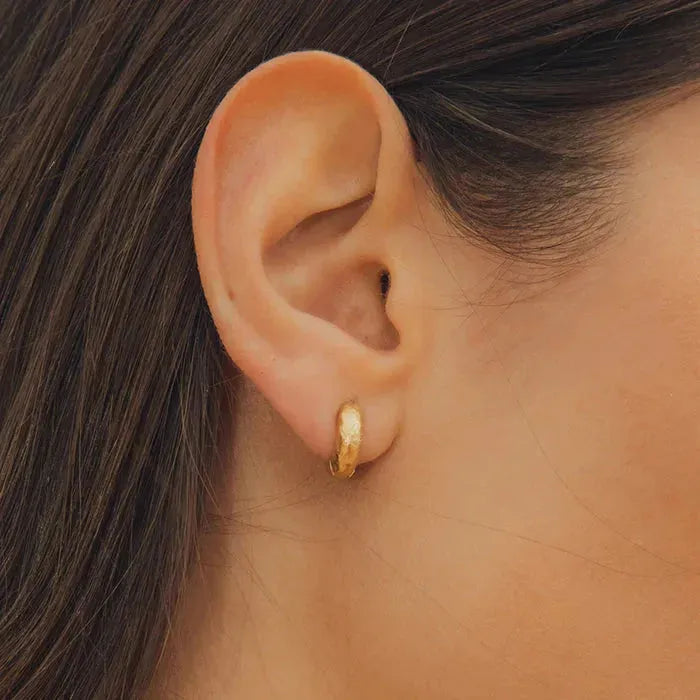Mini gold Anilla earrings