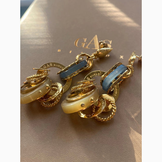 Elevate your look with the exquisite Gas Bijoux Prato earrings, crafted in 24K gold-plated brass and featuring a mix of beads for a bi-material effect.
