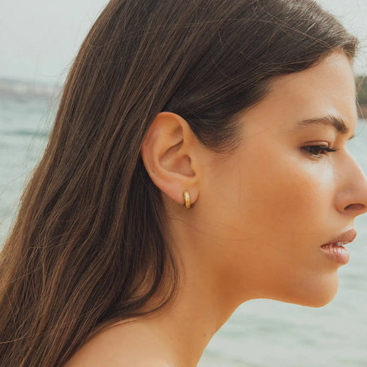 Agapee Anilla mini gold earrings on model