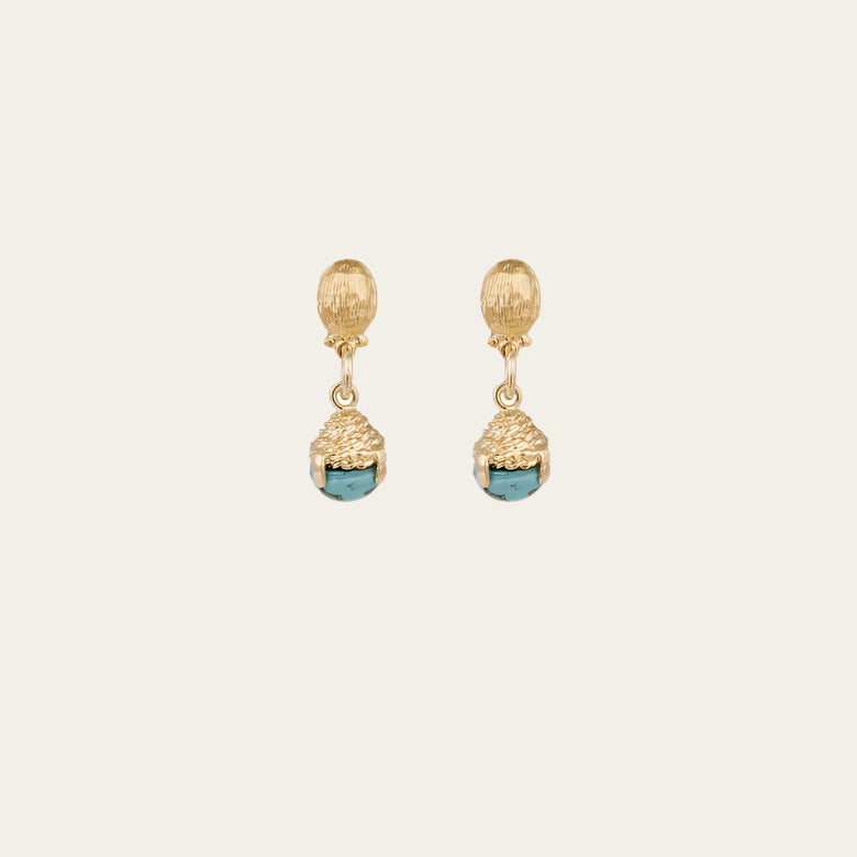 Gold plated pendant earrings, from the Gas Bijoux Lucce collection, adorned with colored glass stones set with small clasps. Length: 2.7 cm - Width: 1 cm Weight (per earring): 5 g available at The Artemis Edit