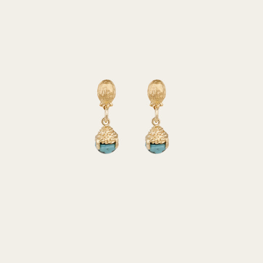 Gold plated pendant earrings, from the Gas Bijoux Lucce collection, adorned with colored glass stones set with small clasps. Length: 2.7 cm - Width: 1 cm Weight (per earring): 5 g available at The Artemis Edit