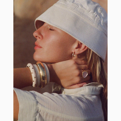 Elevate your style with the Aurélie Bidermann Positano mini hoop earrings, adorned with chic ivory stripes in resin and gilded with 750/1000 yellow gold.  These earrings exude timeless elegance and sophistication, perfect for adding a touch of luxury to any ensemble.  Total length of buckle: 1.5 cm Diameter of buckle: 1 cm Buckle width: 0.2 cm