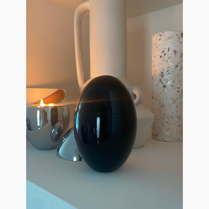 Meticulously crafted, this indulgent soy wax candle features a 100% cotton wick and a delightful blend of top notes including bergamot, melon, and marine, seamlessly merging with gentle middle notes of jasmine and violet, leading to a comforting base of musk and amberwood.