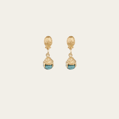 Gold plated pendant earrings, from the Gas Bijoux Lucce collection, adorned with colored glass stones set with small clasps. Length: 2.7 cm - Width: 1 cm Weight (per earring): 5 g available at The Artemis Edit