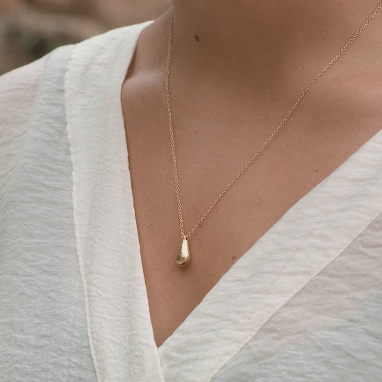 agapee paola necklace video close up on neck