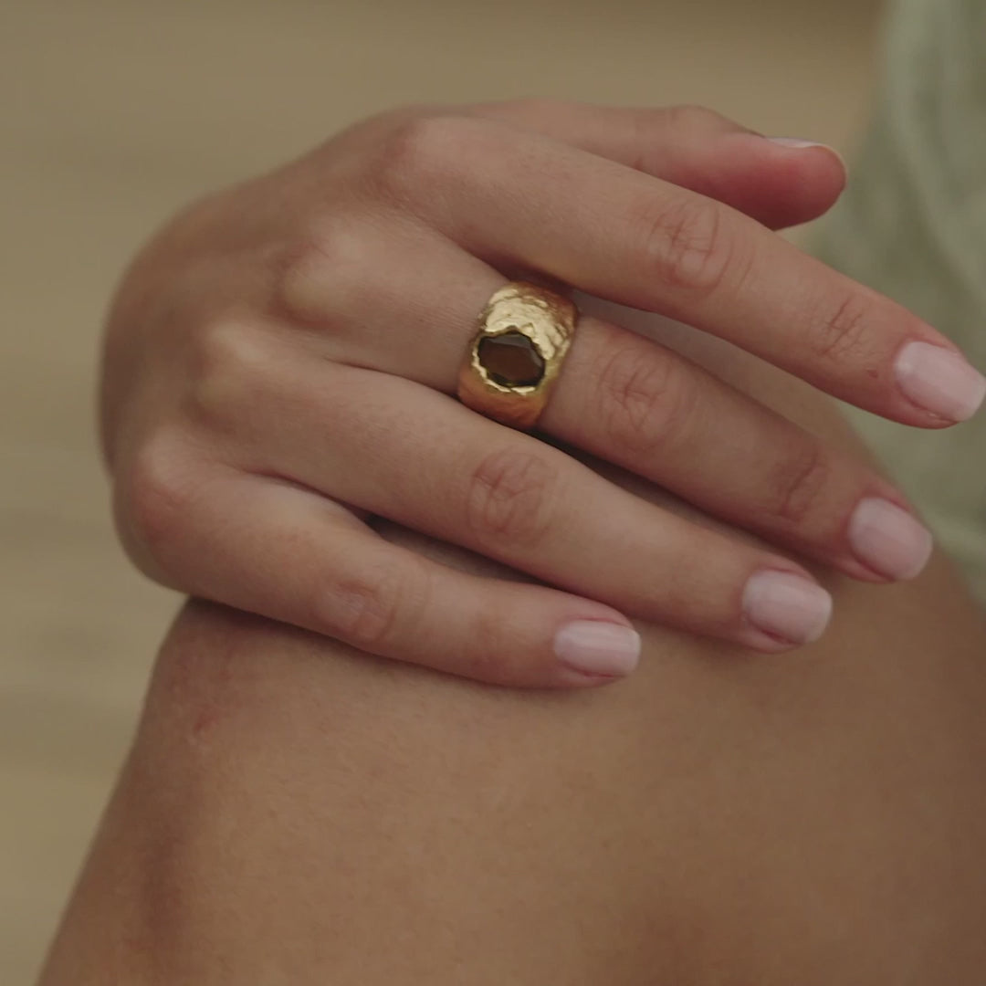 Agapée Carmen Ring – chunky, sculptural gold, on model video